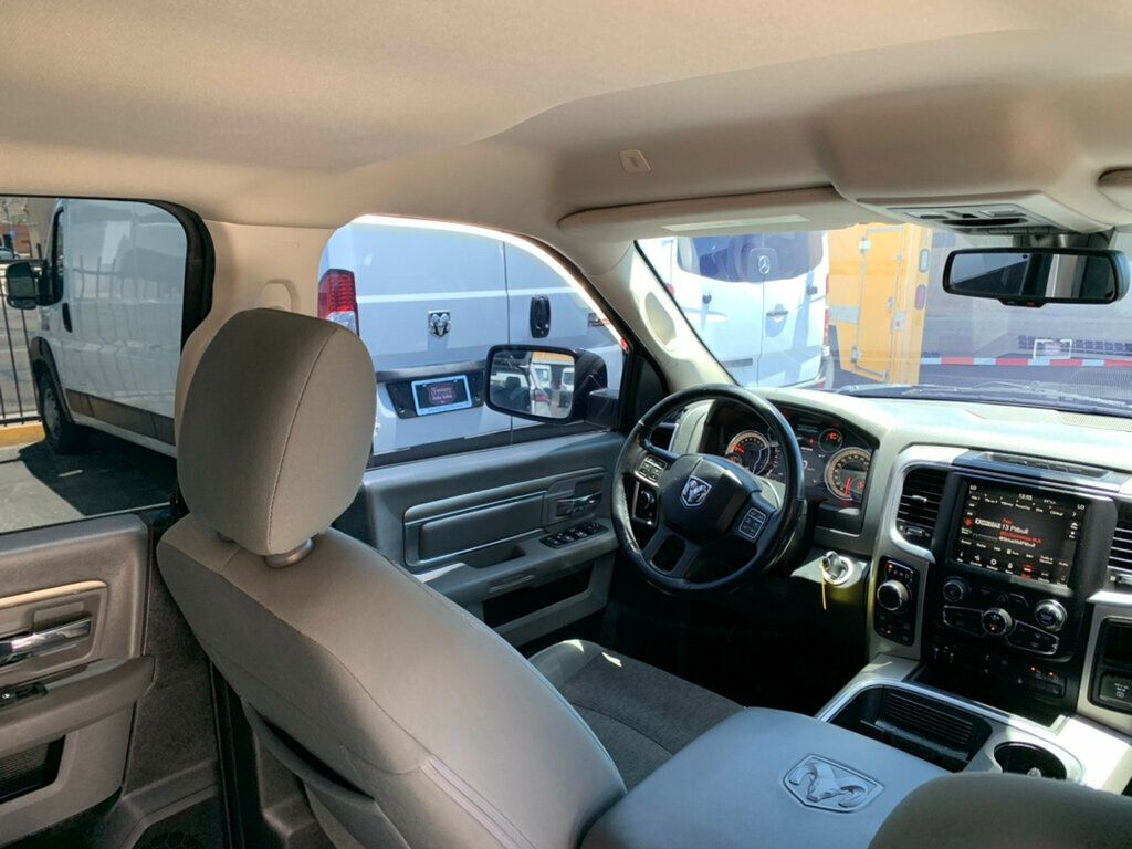 2018 Ram 1500 Big Horn 4x4 Crew Cab 5'7" Box HEMI V8 - 23033482 - 39