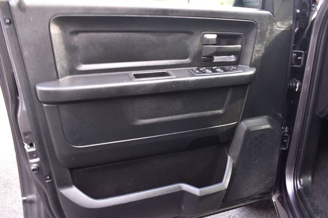 2018 Ram 1500 Express 4x2 Quad Cab 6'4" Box - 22885254 - 41