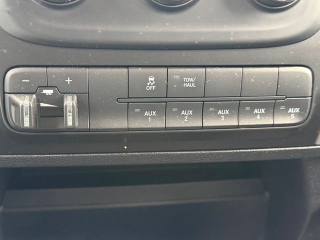 2018 Ram 3500 Tradesman 4x4 Crew Cab 6'4" Box - 22991481 - 32