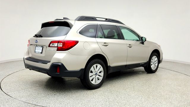 2018 Subaru Outback 2.5i Premium w/ EyeSight, Power Moonroof, Power Rear Gate & Nav - 23018255 - 4