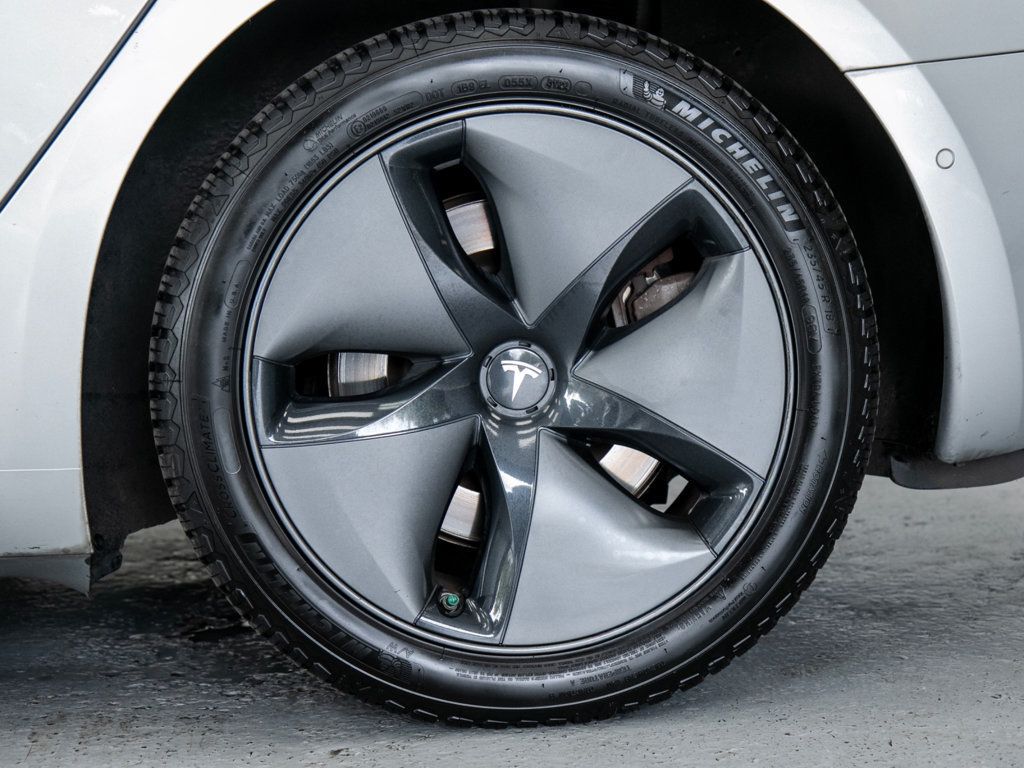 Tesla Model 3 photo 8