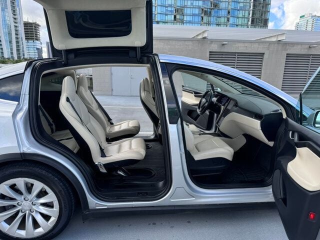 2018 Tesla Model X 75D - 22615410 - 19