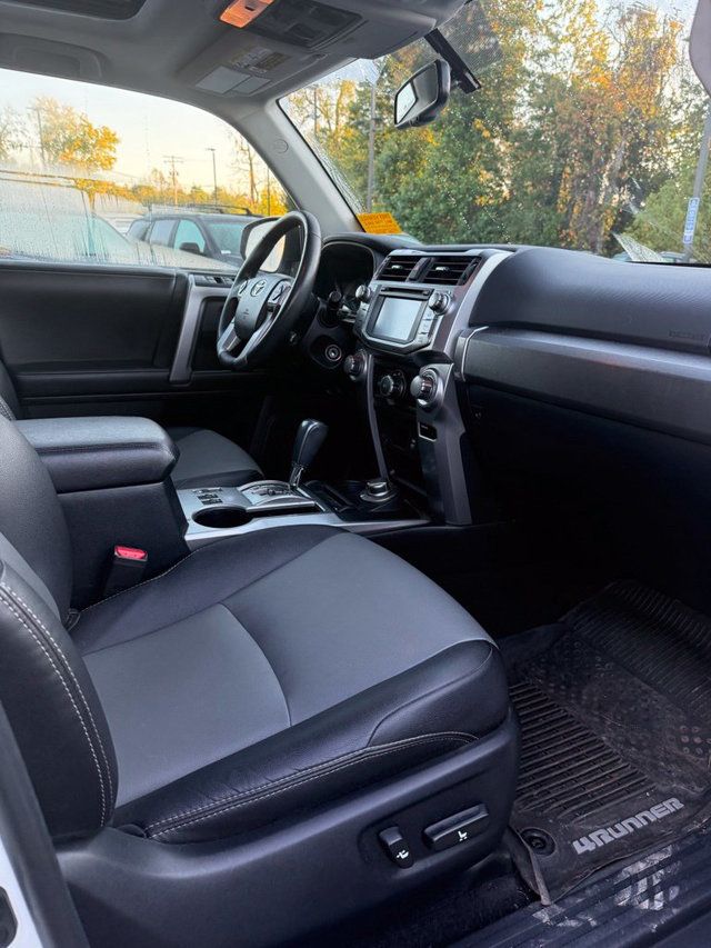 2018 Toyota 4Runner SR5 4WD - 23094640 - 19