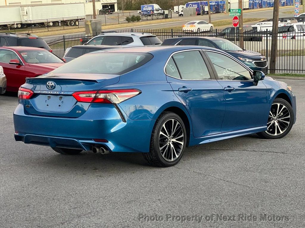 2018 Toyota Camry SE photo 2