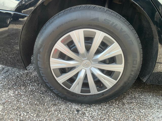 2018 Toyota Camry LE Automatic - 22951271 - 19