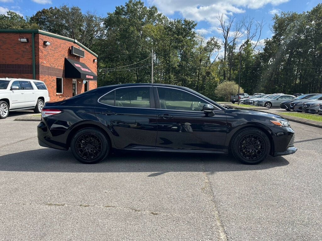 2018 Toyota Camry LE photo 3