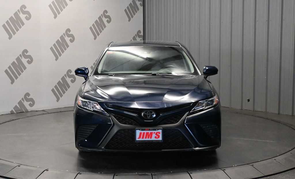 Toyota Camry photo 2