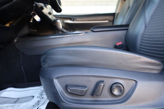 2018 Toyota Camry SE - 23017376 - 16