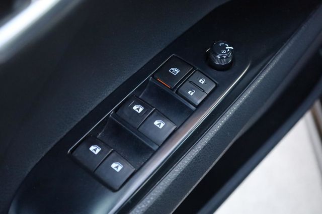 2018 Toyota Camry SE - 23017376 - 36