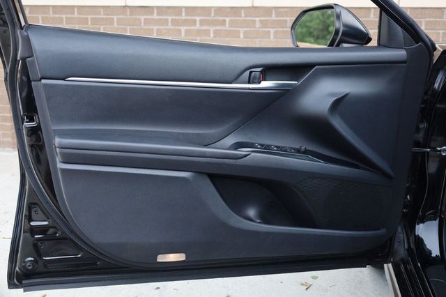 2018 Toyota Camry SE - 23052455 - 11