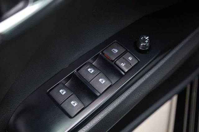 2018 Toyota Camry SE - 23052455 - 32