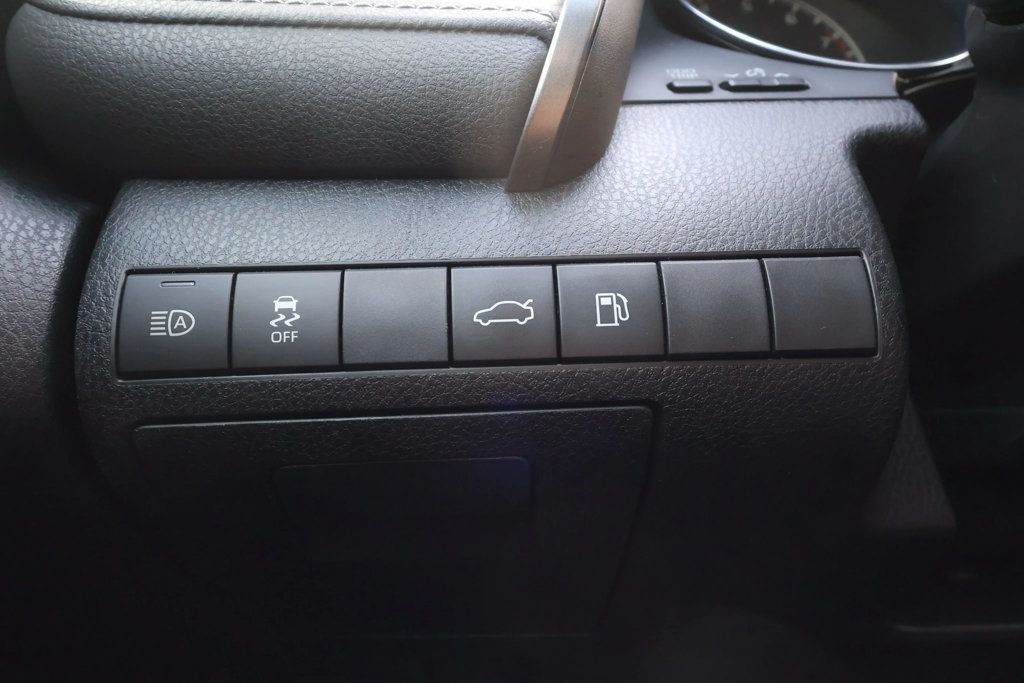 2018 Toyota Camry SE Automatic - 22934481 - 18