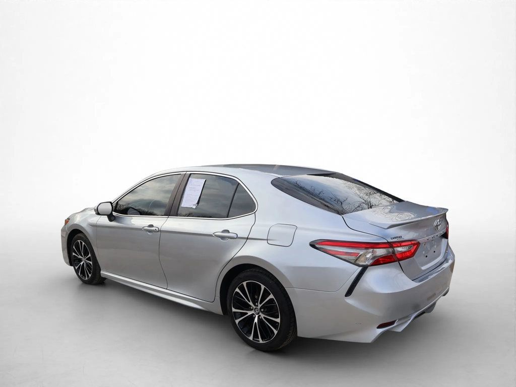 2018 Toyota Camry SE XLE photo 3