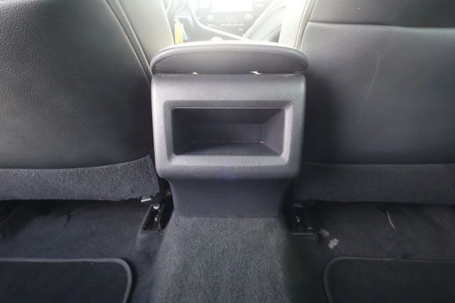 2018 Toyota Camry SE Automatic - 22934481 - 32