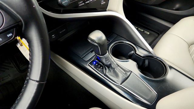 2018 Toyota Camry SE Automatic w/ Moonroof Package - 23027999 - 16