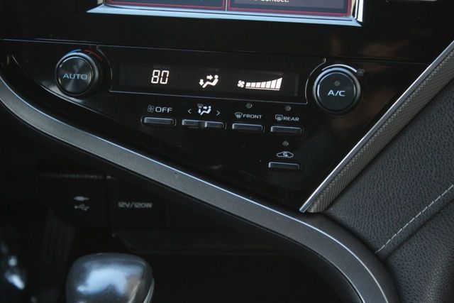 Toyota Camry 2018: Kemewahan dan Kenyamanan di Bawah Langit Malam