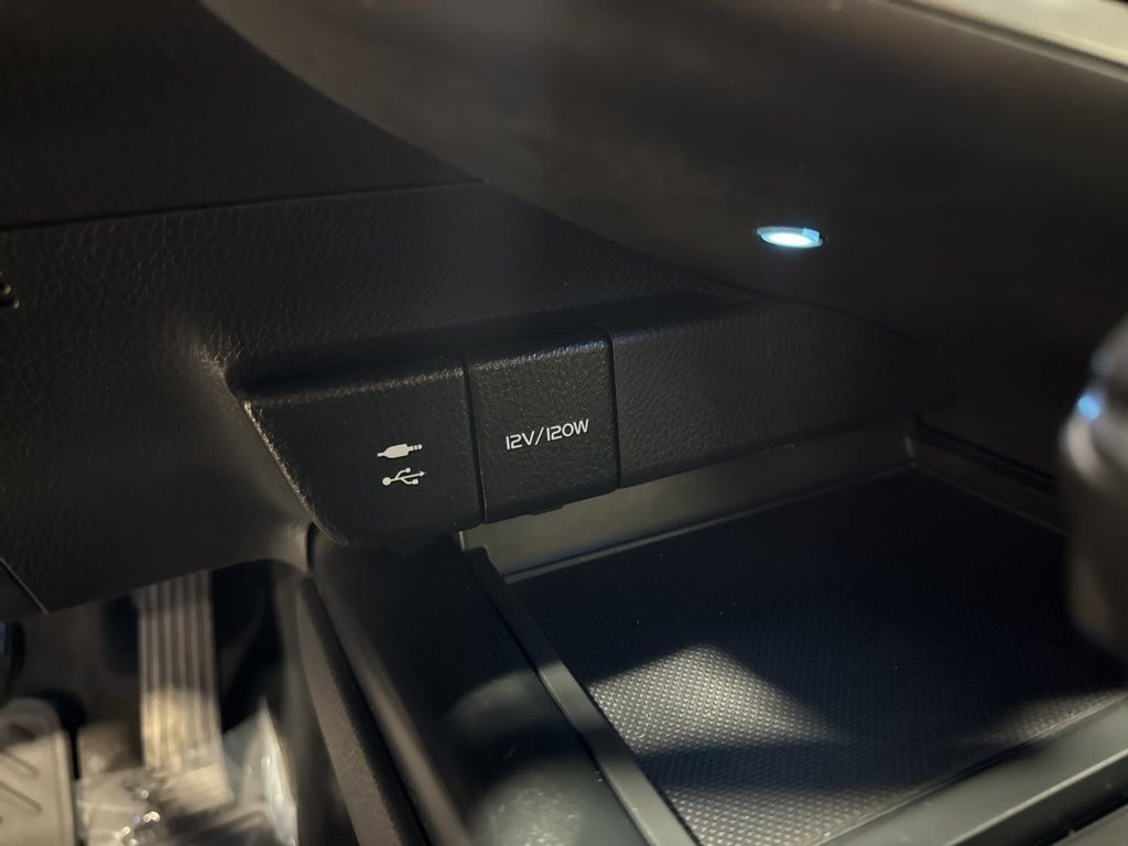 2018 Toyota Camry Hybrid  - 22987323 - 19