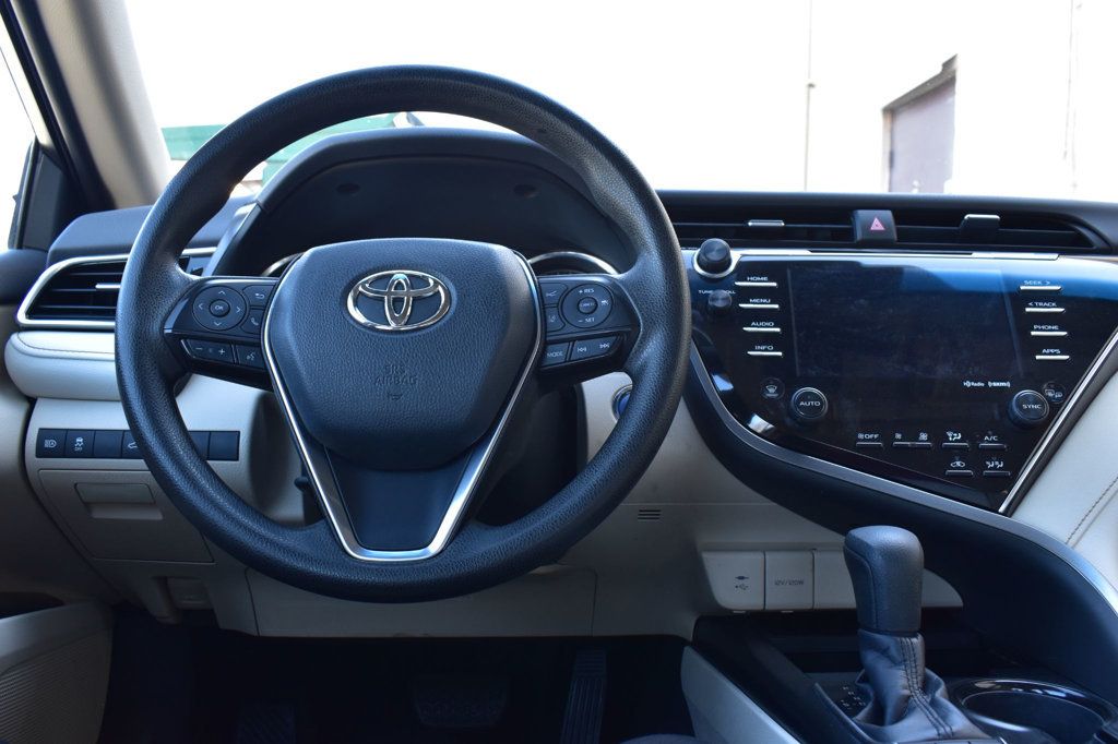 2018 Toyota Camry Hybrid LE CVT - 22370357 - 22