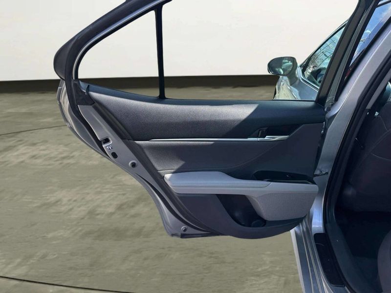 2018 Toyota Camry Hybrid XLE CVT - 22992727 - 11