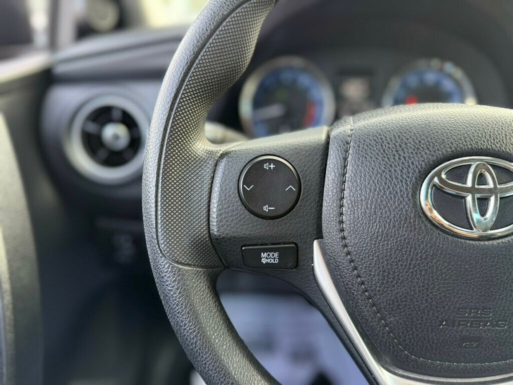 2018 Toyota Corolla LE photo 11