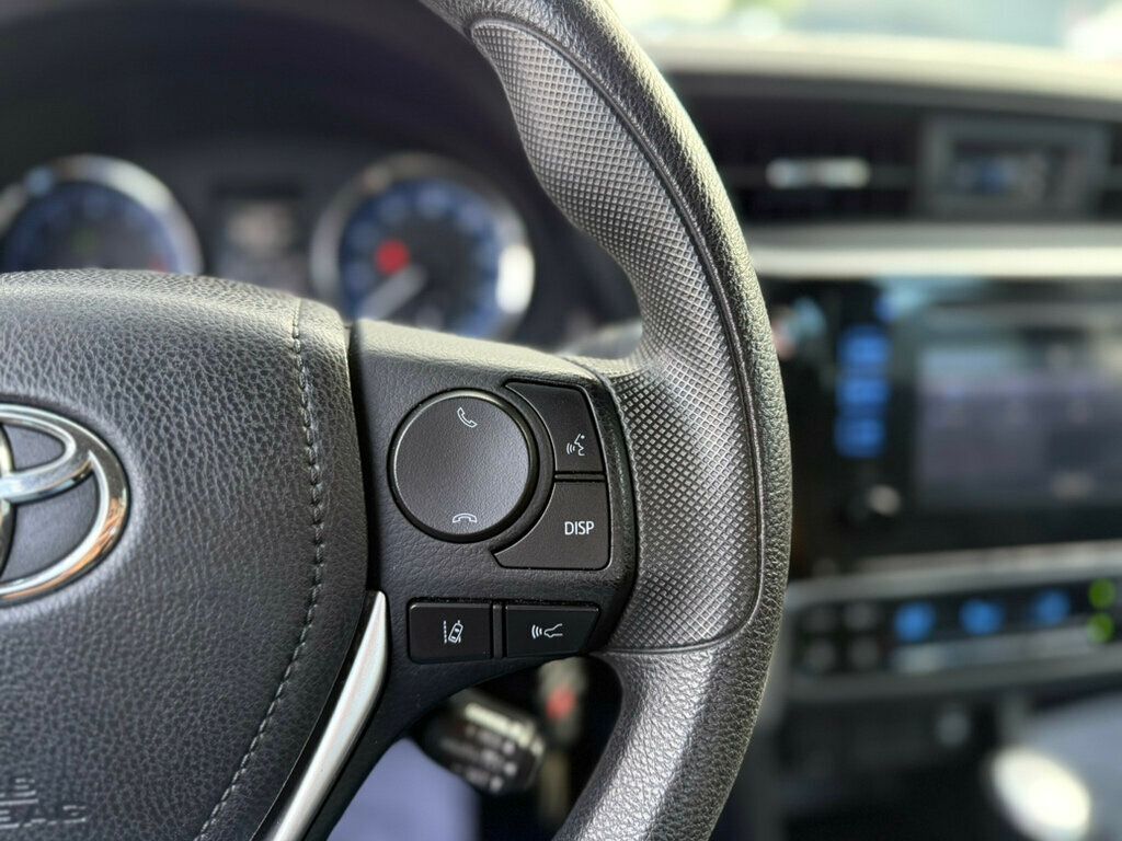 2018 Toyota Corolla LE photo 12