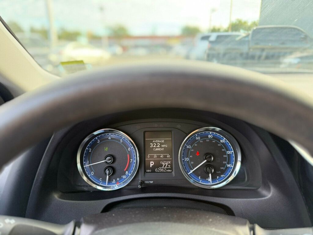 2018 Toyota Corolla LE photo 13