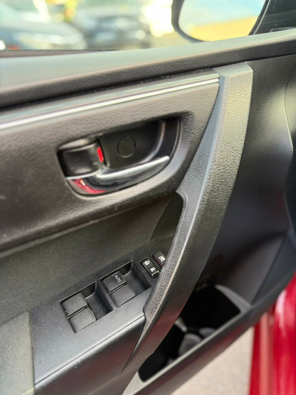 2018 Toyota Corolla LE photo 19