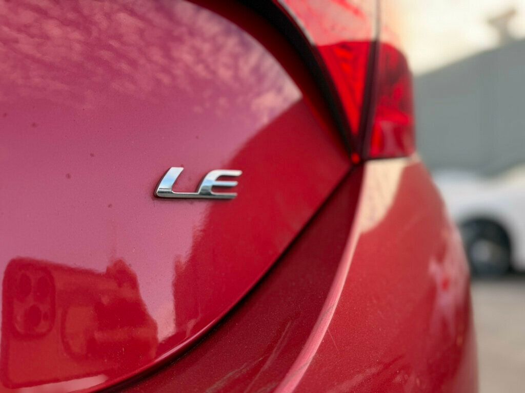2018 Toyota Corolla LE photo 23
