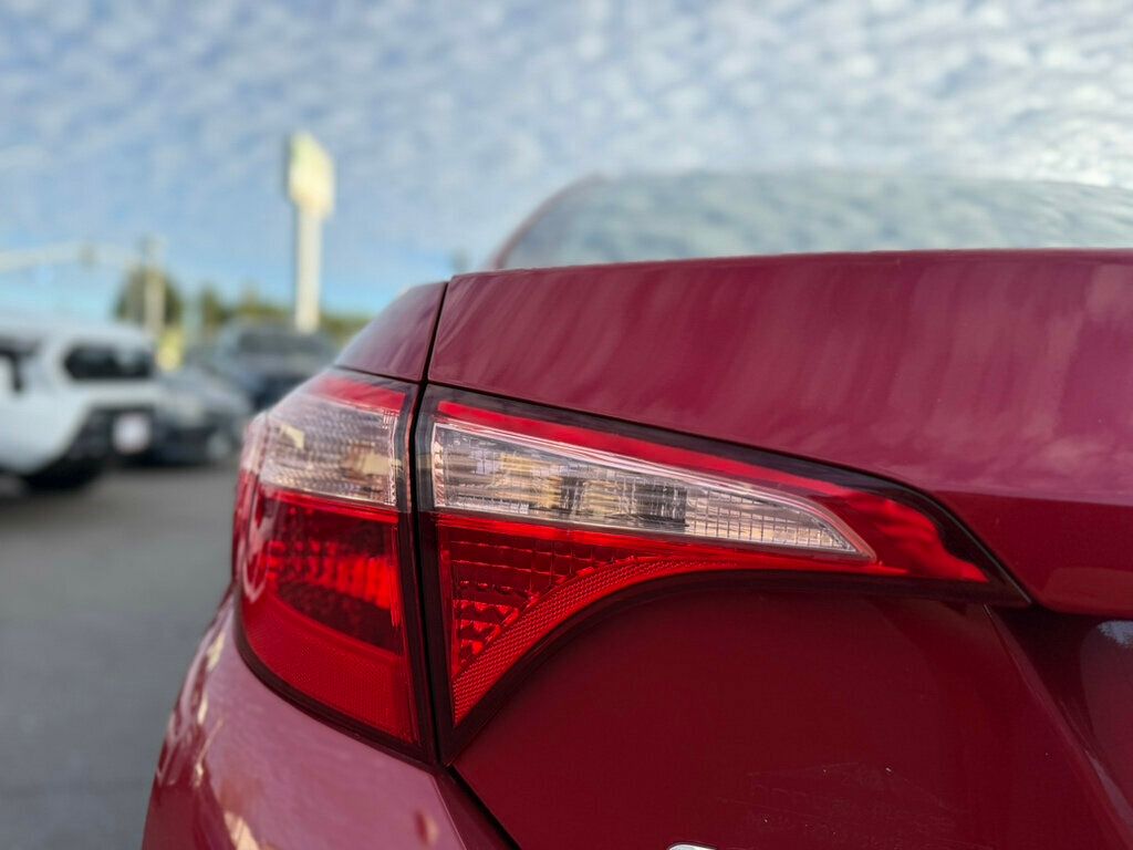 2018 Toyota Corolla LE photo 25