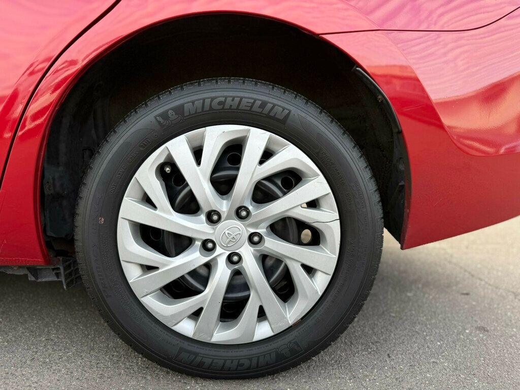 2018 Toyota Corolla LE photo 26