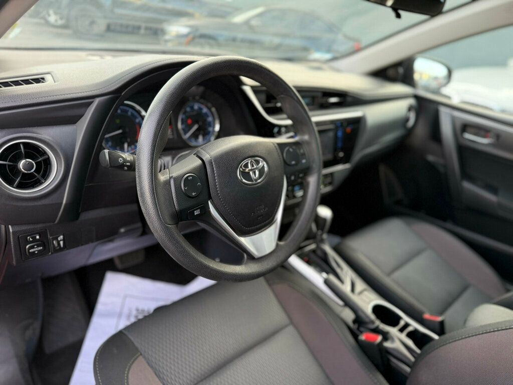 2018 Toyota Corolla LE photo 9