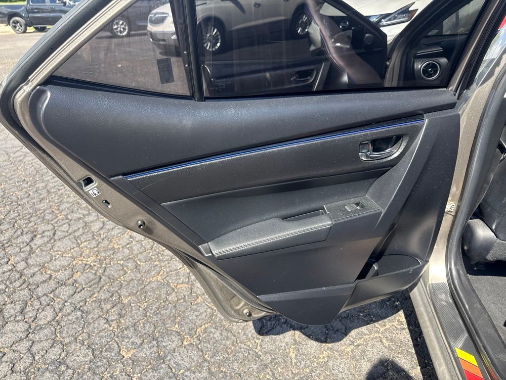 2018 Toyota Corolla SE CVT - 23041780 - 17
