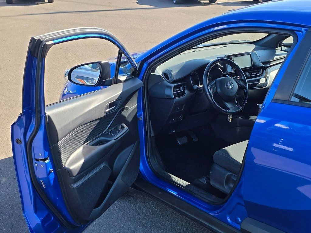 2018 Toyota C-HR XLE FWD - 22938381 - 39