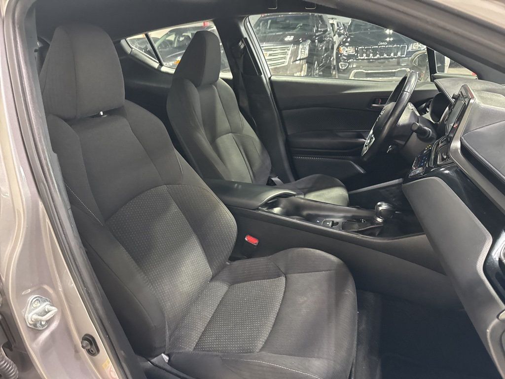 2018 Toyota C-HR XLE Premium FWD - 22981667 - 37