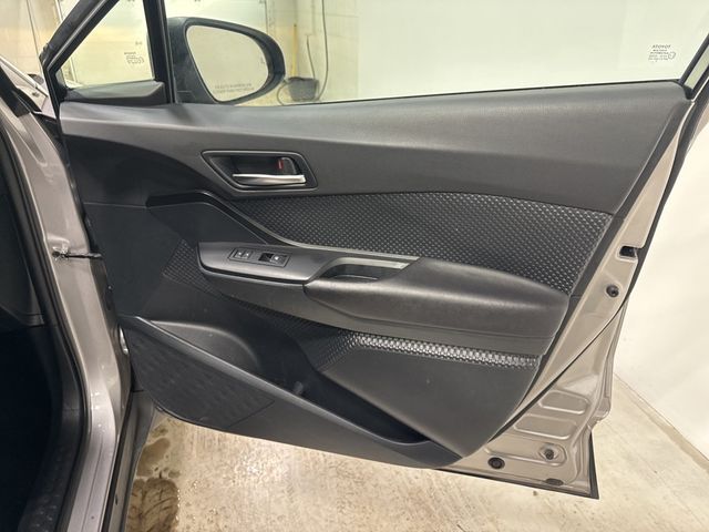 2018 Toyota C-HR XLE Premium FWD - 22981667 - 38