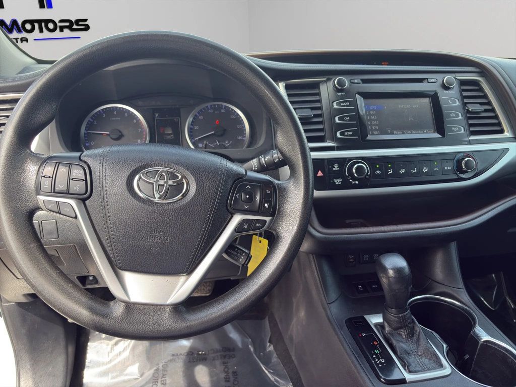 2018 Toyota Highlander LE I4 FWD - 22972212 - 10
