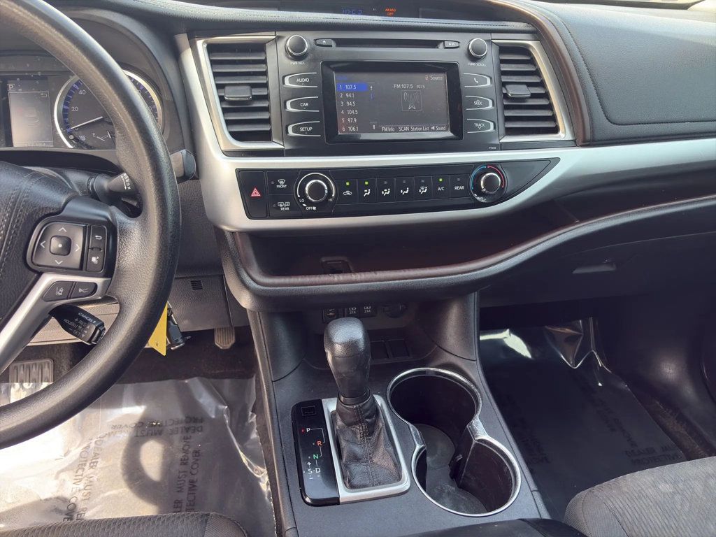 2018 Toyota Highlander LE I4 FWD - 22972212 - 11