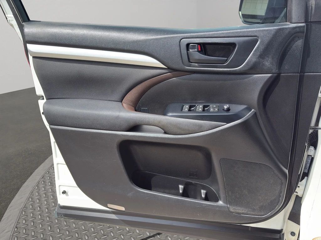 2018 Toyota Highlander LE I4 FWD - 22972212 - 20