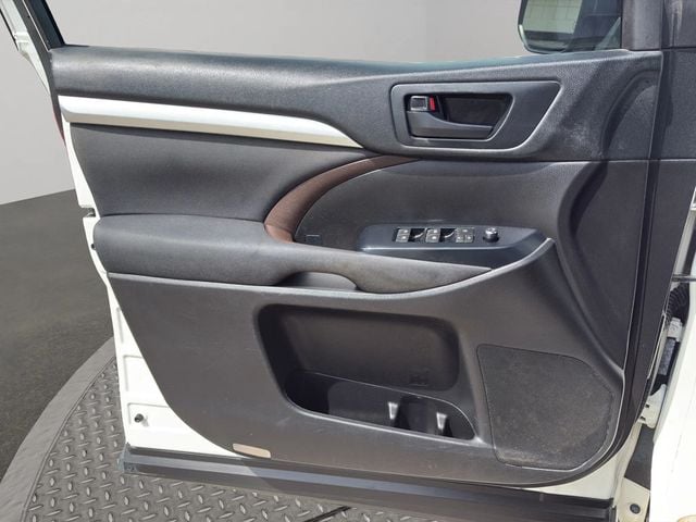 2018 Toyota Highlander LE I4 FWD - 22972212 - 20