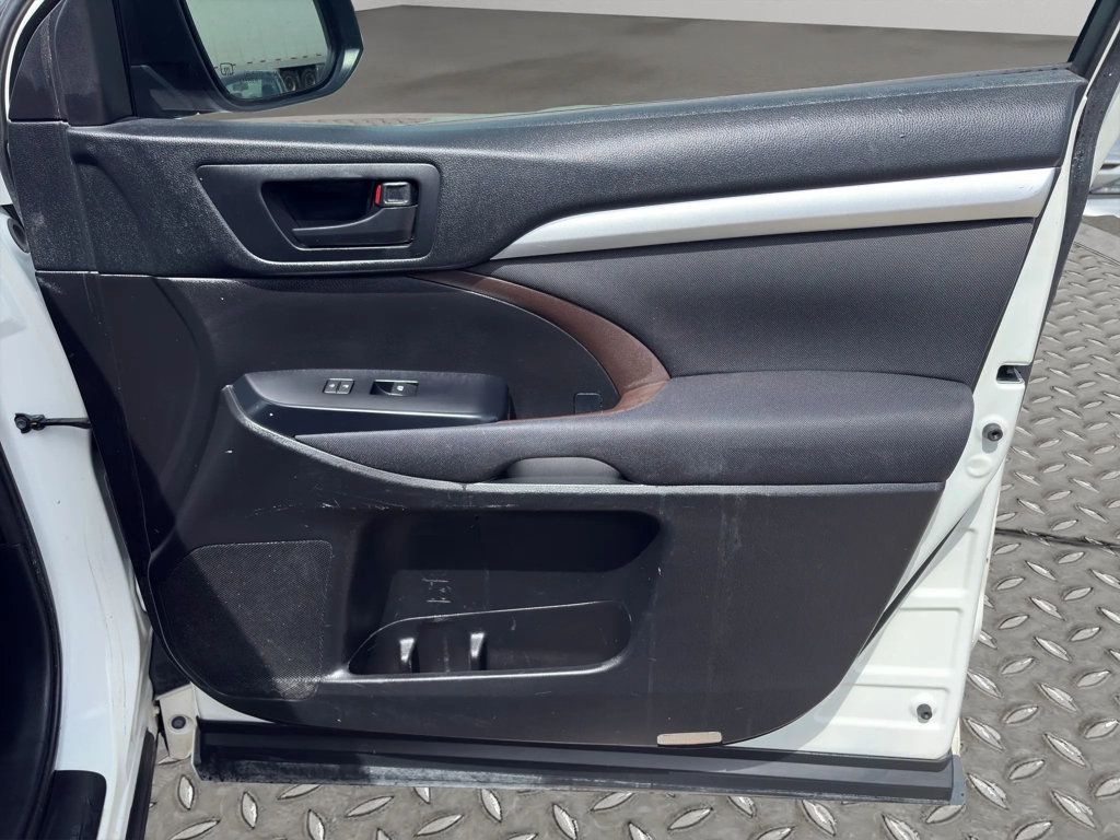 2018 Toyota Highlander LE I4 FWD - 22972212 - 21