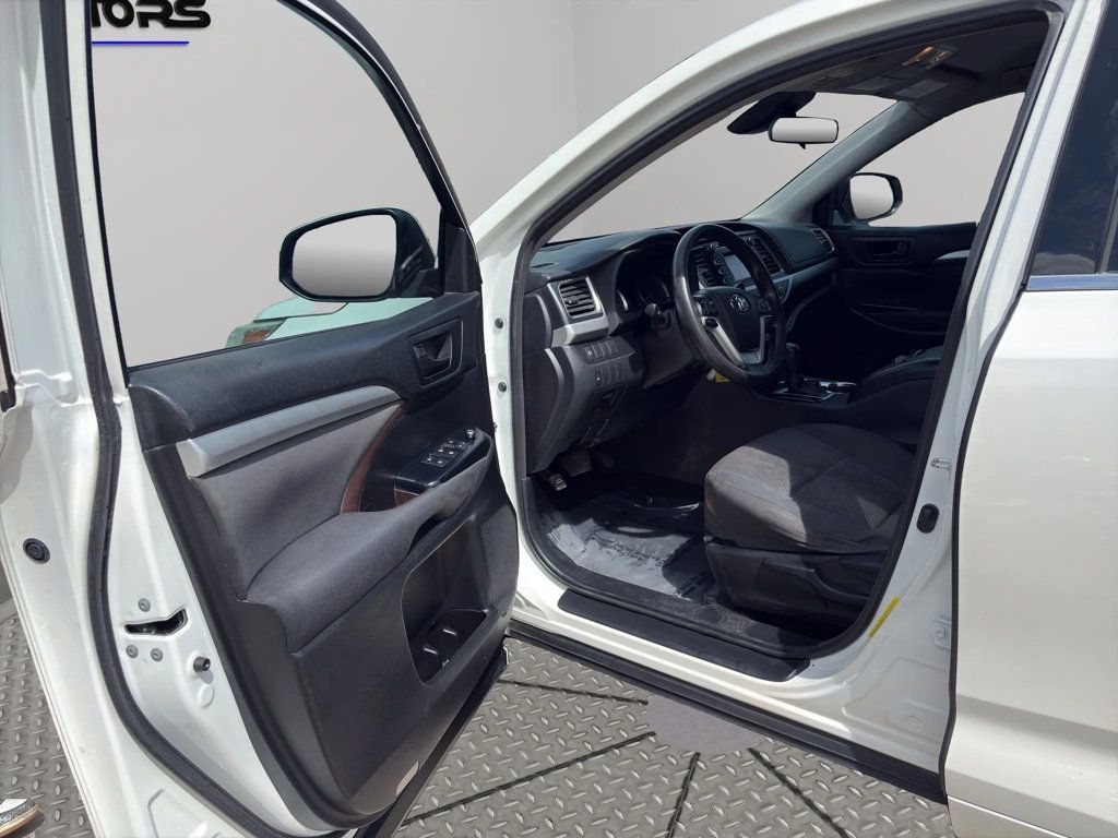 2018 Toyota Highlander LE I4 FWD - 22972212 - 22