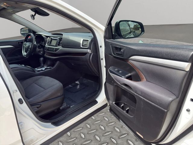 2018 Toyota Highlander LE I4 FWD - 22972212 - 23