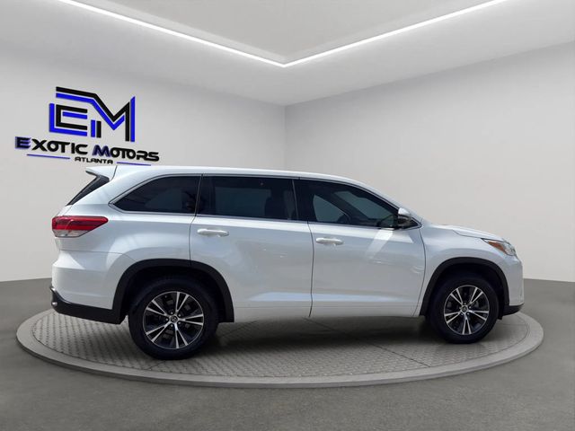 2018 Toyota Highlander LE I4 FWD - 22972212 - 5