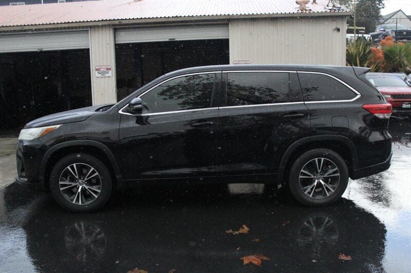 2018 Toyota Highlander LE I4 FWD - 22454382 - 3