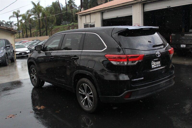 2018 Toyota Highlander LE I4 FWD - 22454382 - 4