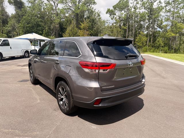 2018 Toyota Highlander LE Plus V6 FWD - 23064004 - 17