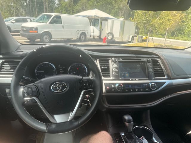 2018 Toyota Highlander LE Plus V6 FWD - 23064004 - 1