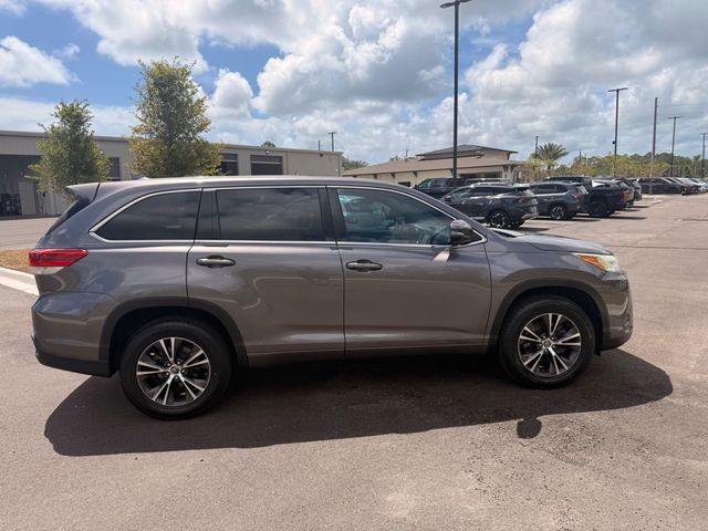 2018 Toyota Highlander LE Plus V6 FWD - 23064004 - 21