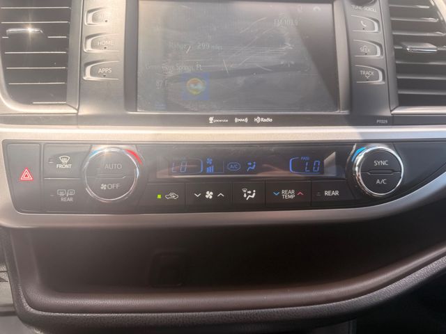 2018 Toyota Highlander LE Plus V6 FWD - 23064004 - 4