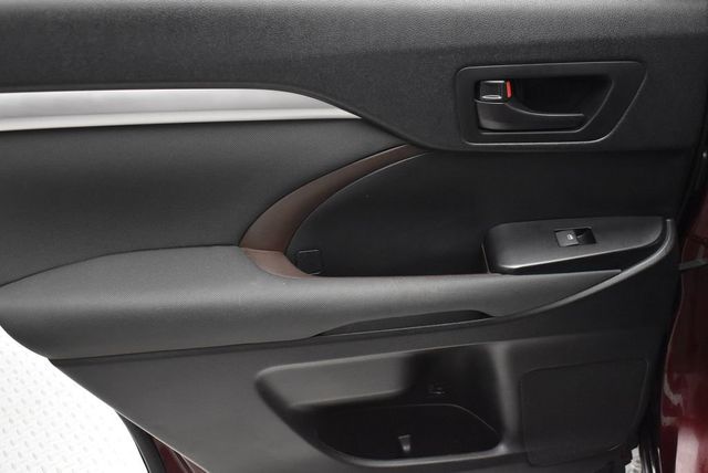 2018 Toyota Highlander LE V6 AWD - 22980777 - 31